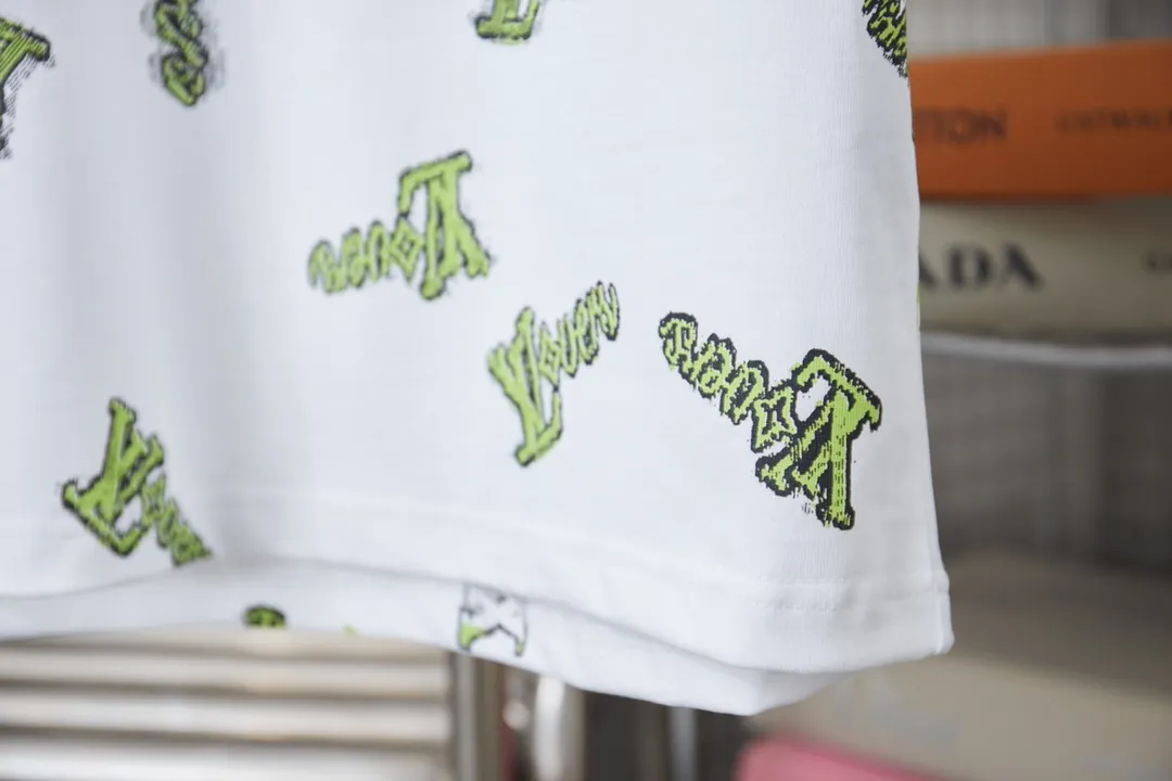🅿️190 1V 25SS early spring new model Digitally printed letter short sleeves Light luxury essential item for daily commuting for men and women Correct version Welcome to compare Detailed features · 320g 100% pure cotton double yarn jersey fabric · Special thickened 32 pieces of double-strand 1X1 thread in the same cylinder custom dyeing · Positioned digital green LV letter logo printing · Double needle stitching and cross-stitching technology · Original main mark, washed tag, brand moisture-proof paper packaging Color: black/white/green Size: S/M/L/XL